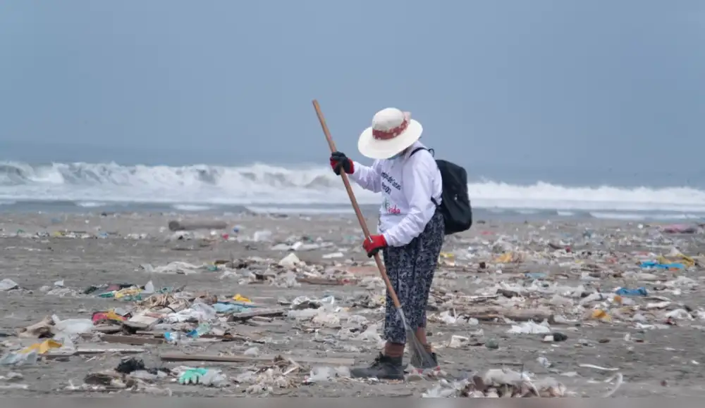 Casi la mitad de basura en las playas de Perú es plástica Casi la mitad de basura en las playas de Perú es plástica