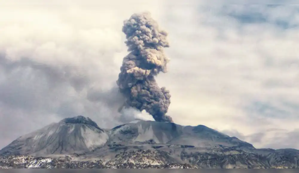 Arequipa en alerta por nueva explosión de volcán Sabancaya Arequipa en alerta por nueva explosión de volcán Sabancaya