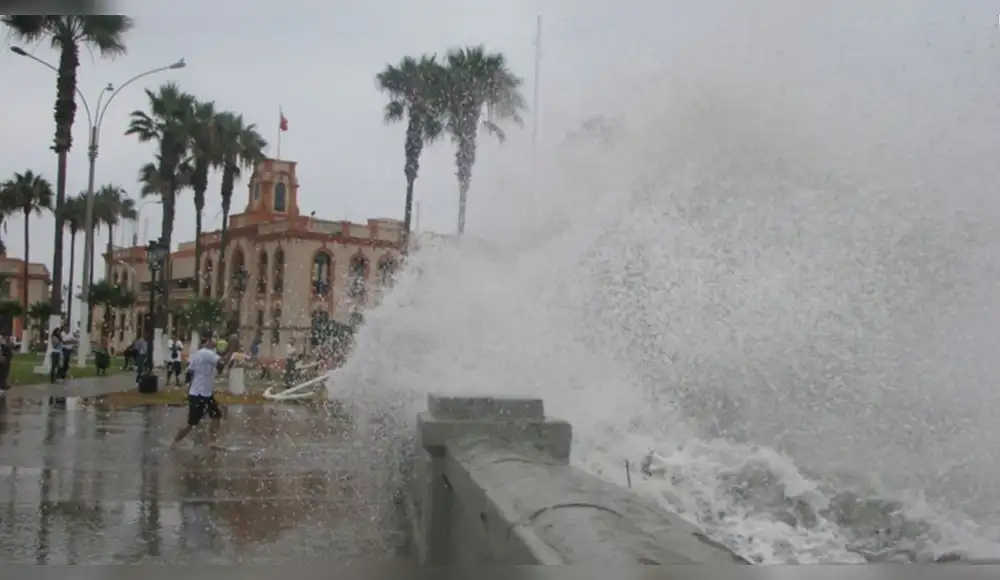 Oleajes anómalos en la costa peruana durarán una semana Oleajes anómalos en la costa peruana durarán una semana