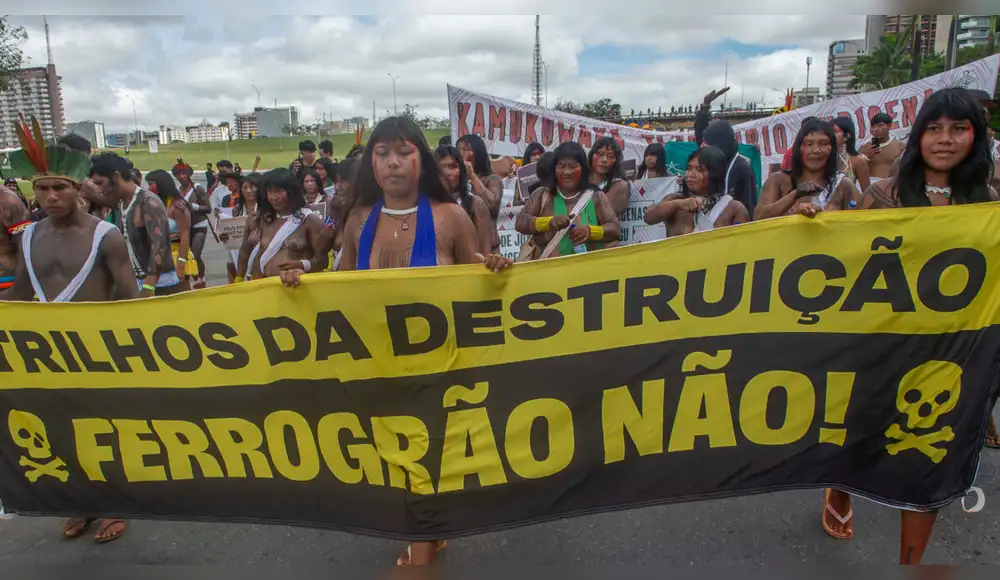 Pueblos indígenas protestan contra proyecto de ferrocarril amazónico Pueblos indígenas protestan contra proyecto de ferrocarril amazónico