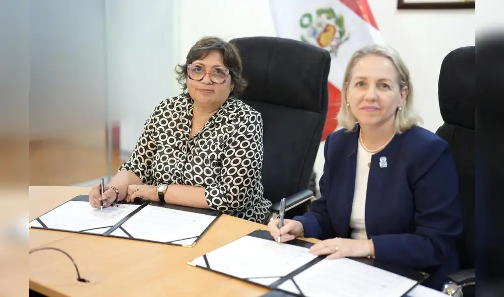 La Ministra Fanny Montellanos junto a Laura Almirall, representante de ACNUR, firman carta de entendimiento.