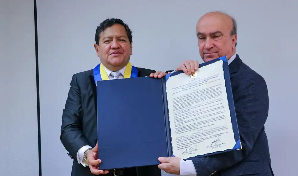 Mariano Jabonero recibe la condecoración de parte del presidente del Parlamento Andino. Mariano Jabonero recibe la condecoración de parte del presidente del Parlamento Andino.