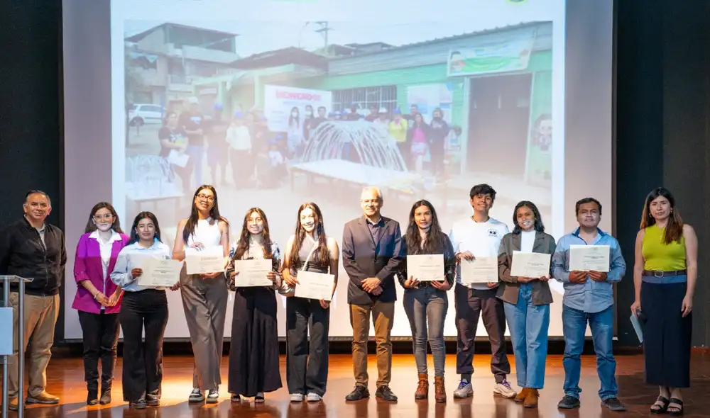 Estudiantes de UCAL presentan cuatro proyectos innovadores que abordan desafíos sociales y ambientales en Perú. Estudiantes de UCAL presentan cuatro proyectos innovadores que abordan desafíos sociales y ambientales en Perú.