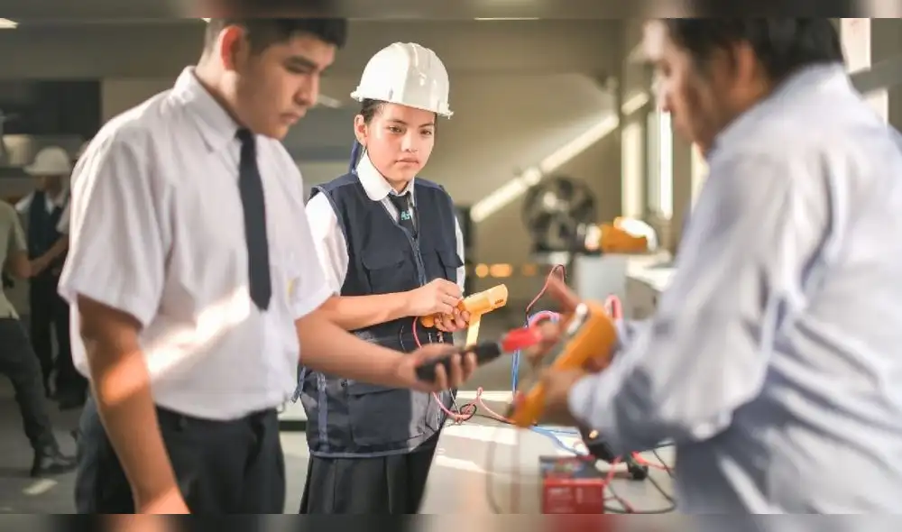 El Ministerio de Educación impulsa el proyecto "Con Punche Perú", mejorando la calidad educativa.