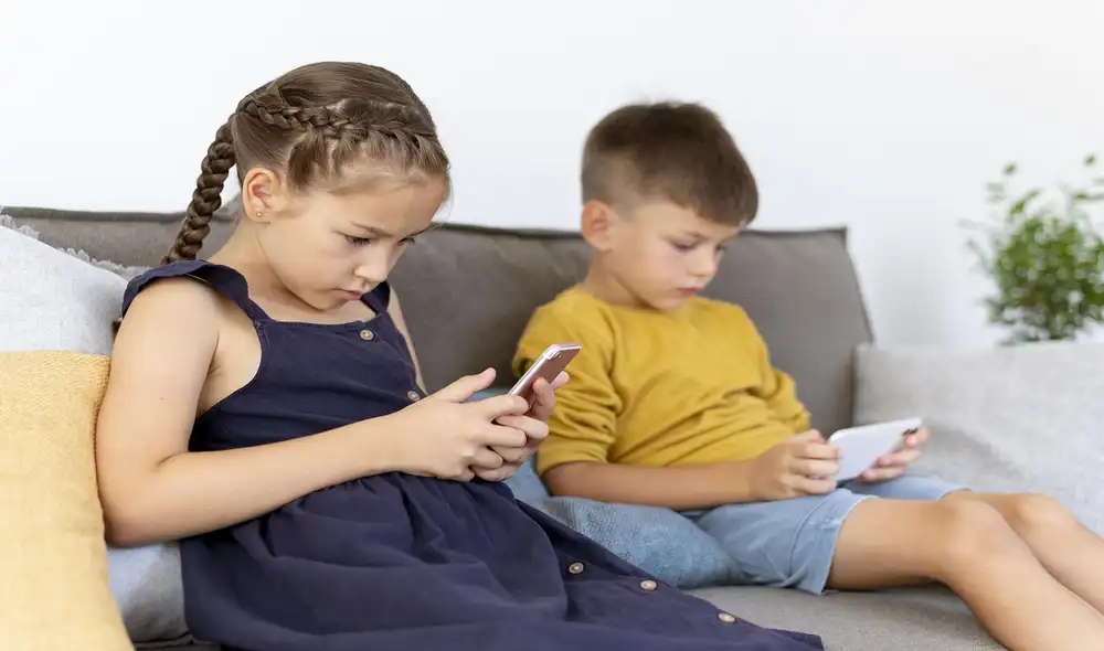 Es importante hablar con los niños sobre lo que el celular representa en su vida y en qué afecta el mal uso. Foto: difusión niños jugando con celular