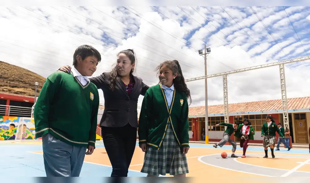 La UNESCO rinde homenaje a los docentes peruanos este Día del Maestro, resaltando su papel fundamental.