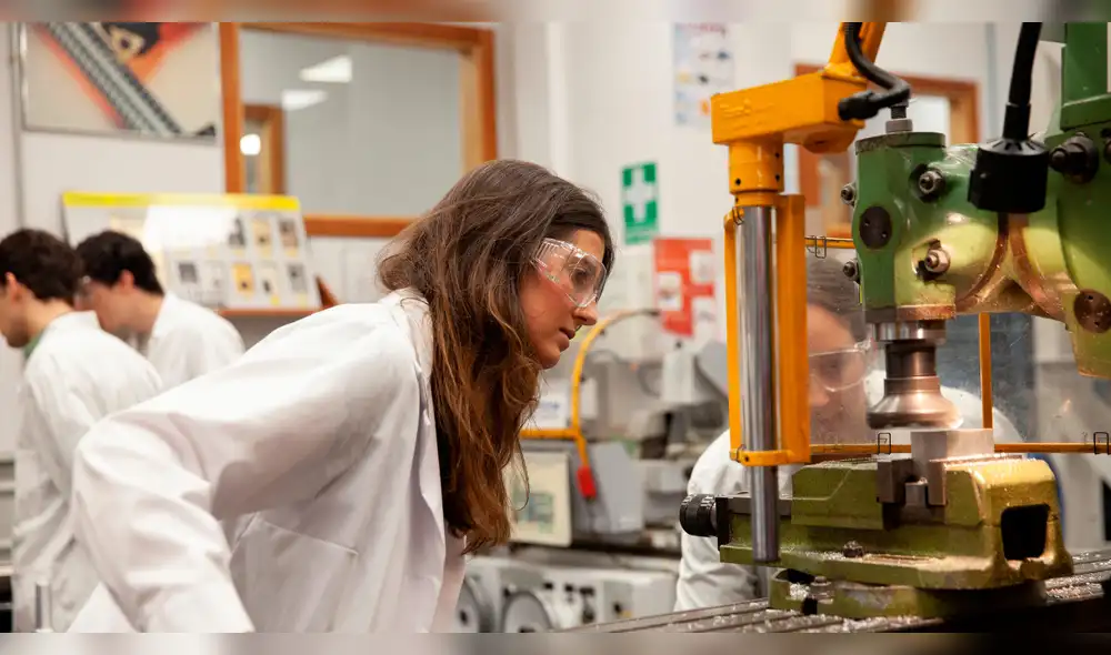 mujer ingeniera