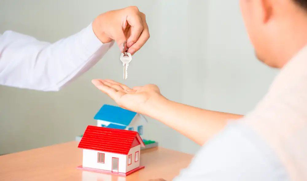 Persona entregando llaves de vivienda