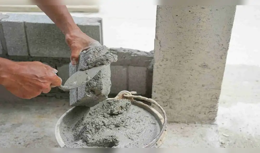 La elección del tipo de cemento adecuado para la construcción de viviendas depende de varios factores, incluyendo las condiciones del terreno. Foto: difusión cemento