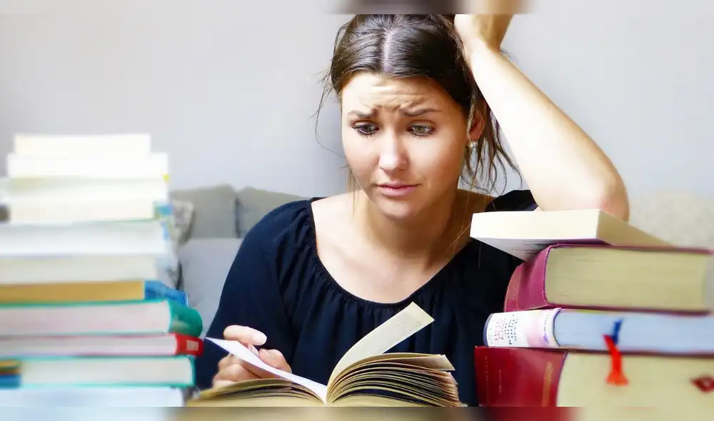 para mejorar la experiencia universitaria y evitar los efectos negativos del estrés, es importante adoptar ciertos hábitos que favorezcan el bienestar. Foto: difusión estudiante universitaria estresada