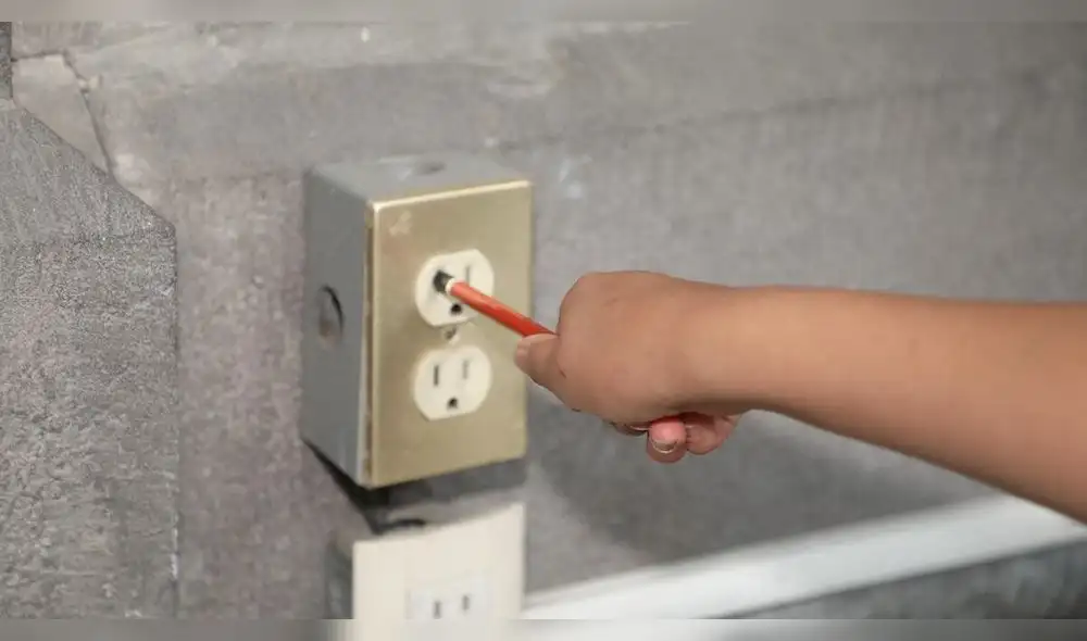 Es importante la prevención para evitar futuros accidentes, y sobre todo solicitar la ayuda de un especialista al realizar conexiones o cableados dentro de nuestro hogar. Foto: difusión electricidad niños