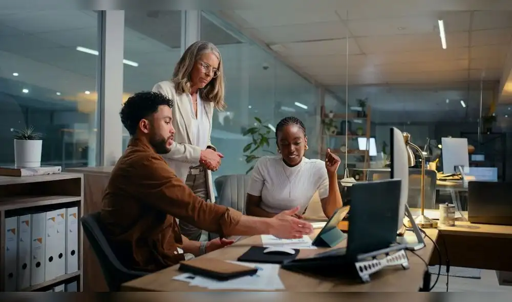 El futuro del trabajo exige un balance entre competencias digitales y habilidades blandas, como la comunicación efectiva. Foto: difusión maestria