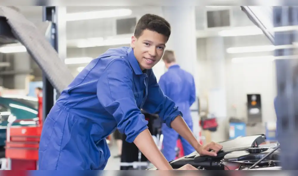 Estudiar y trabajar al mismo tiempo es una práctica común en todo el país. Fuente: Shutterstock.