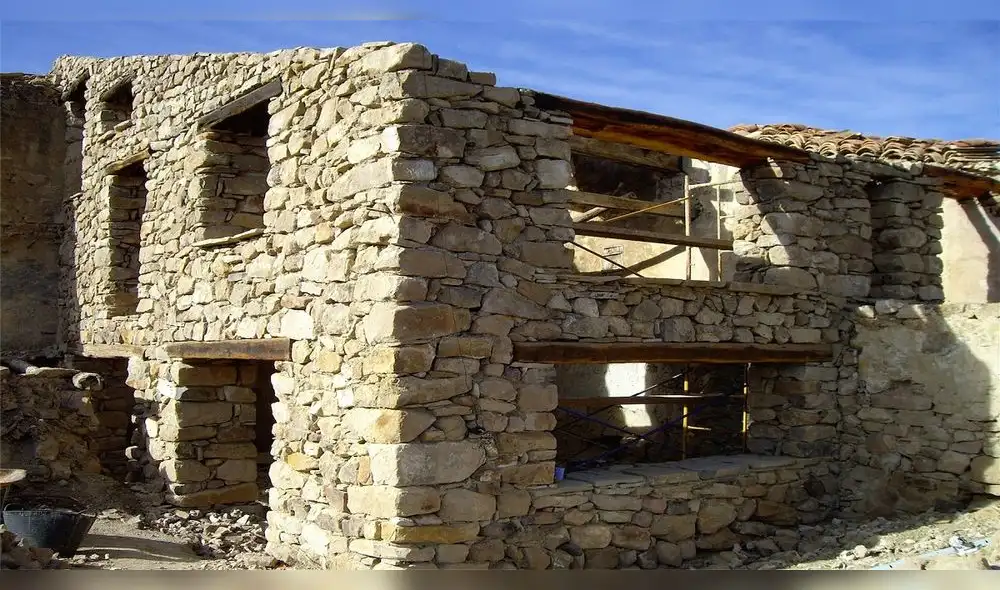 La elección entre ladrillo, adobe o piedra dependerá de diversos factores, como el clima, el presupuesto y las preferencias estéticas. Foto: difusión casa piedra