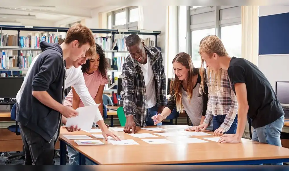 El aprendizaje colaborativo fomenta la interacción entre estudiantes, promoviendo el trabajo en equipo y el intercambio de ideas. Foto: difusión universidad