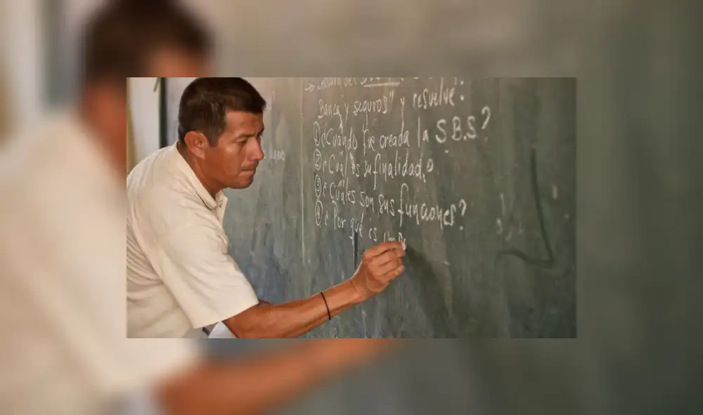 Docente en pizarra