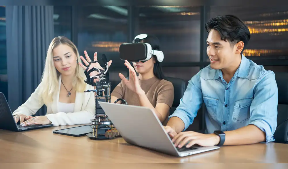 Estudiantes exploran aulas virtuales en el metaverso, una nueva forma de aprender sin fronteras. Estudiantes exploran aulas virtuales en el metaverso, una nueva forma de aprender sin fronteras.
