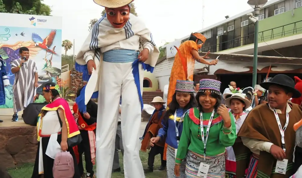 Alumnos de pueblos originarios presentan su riqueza cultural durante la Feria Tinkuy 2025.