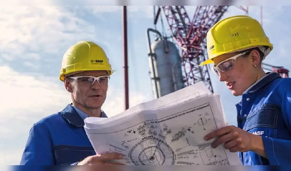 El trabajo en equipo es fundamental en el ámbito de la ingeniería, donde los proyectos suelen involucrar a múltiples disciplinas. INGENIERO