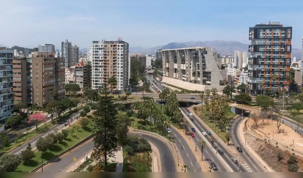 Miraflores es un distrito emblemático que combina seguridad con una oferta cultural y recreativa amplia.