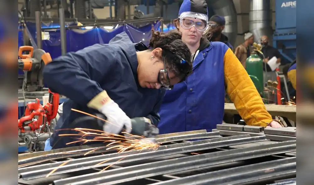 Las carreras técnicas en Perú representan una alternativa viable y rentable para quienes buscan mejorar sus perspectivas laborales en un corto plazo. CARRERAS TECNICAS