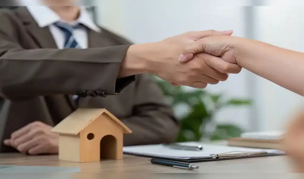 Es recomendable consultar los registros públicos para verificar la titularidad del terreno y la existencia de gravámenes o deudas.