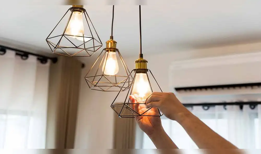 La iluminación adecuada es clave para crear ambientes acogedores y funcionales en el hogar.
