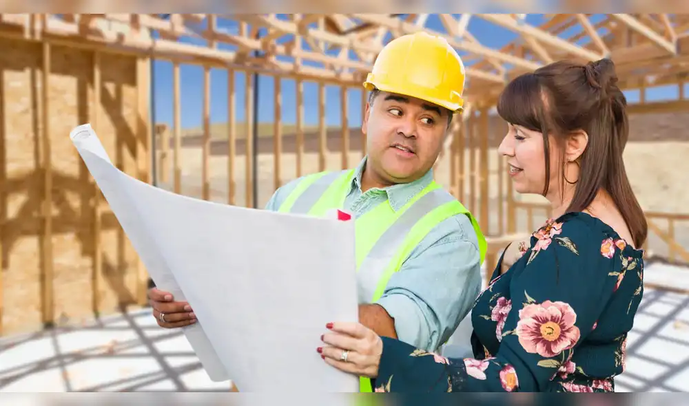 La construcción de una vivienda implica la colaboración de diversos profesionales, como arquitectos, ingenieros y contratistas. CASA