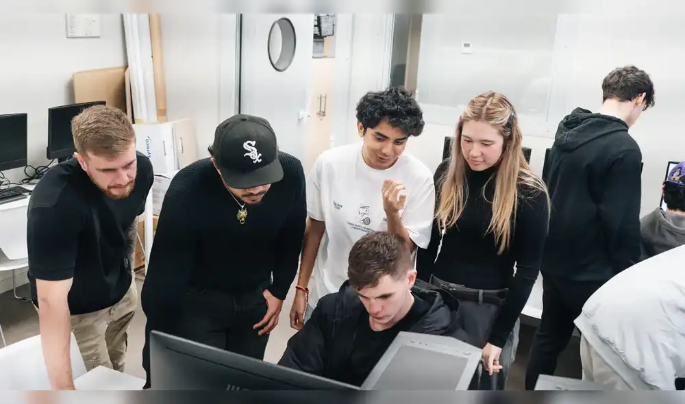 La formación profesional permite a los estudiantes adquirir experiencia práctica a través de pasantías y proyectos en colaboración con empresas. mercado laboral