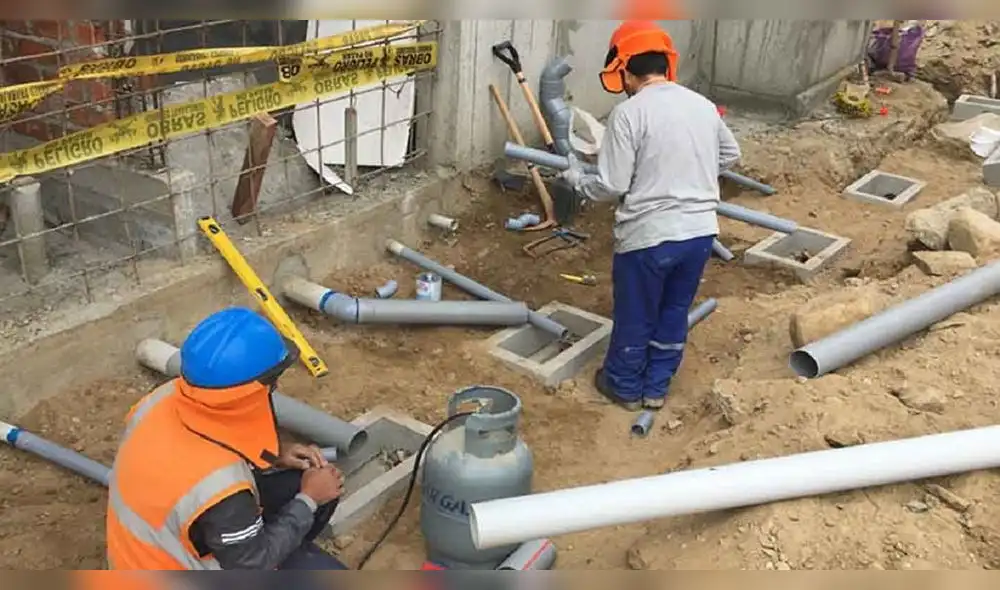 Las conexiones entre tuberías son puntos críticos donde pueden ocurrir fugas. instalacion