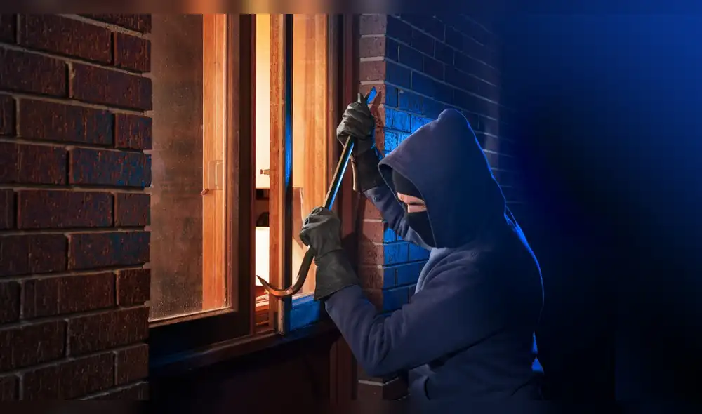 Las puertas de entrada son el primer punto de acceso que los ladrones intentan vulnerar. seguridad en el hogar