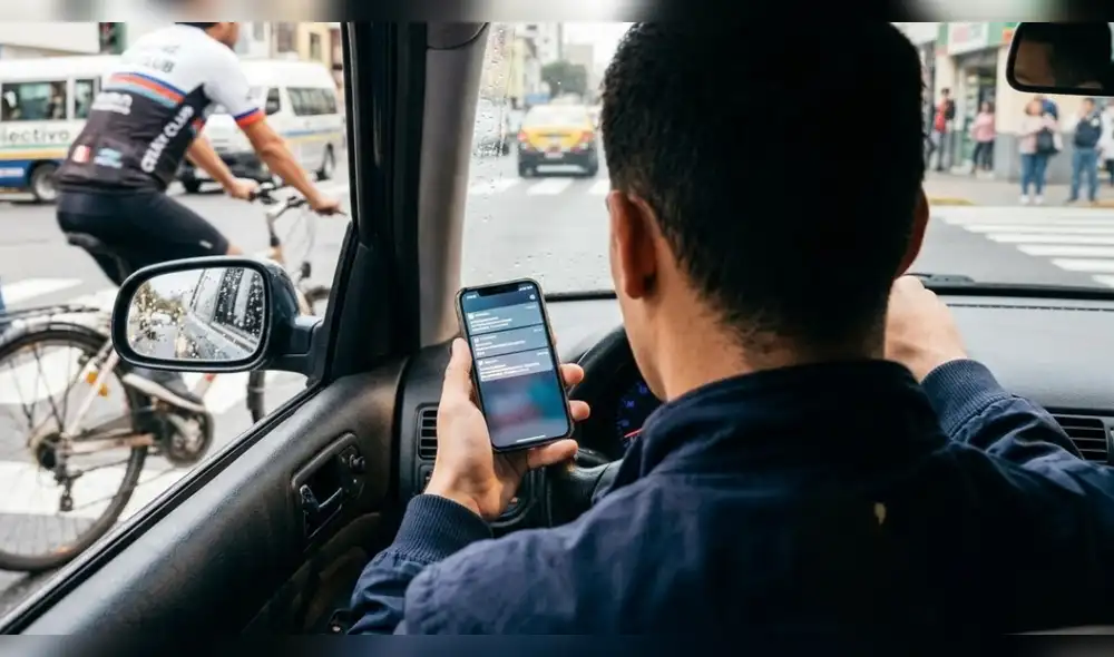 Jóvenes conductores revisan el celular mientras manejan, un hábito que aumenta el riesgo de accidentes, según el MTC. Jóvenes conductores revisan el celular mientras manejan, un hábito que aumenta el riesgo de accidentes, según el MTC.