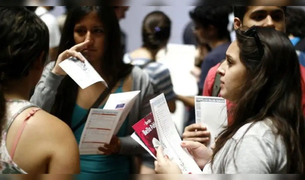 La elección de una carrera debe ser un proceso reflexivo que considere la vocación, habilidades personales y el contexto del mercado laboral. EDUCACION SUPERIOR