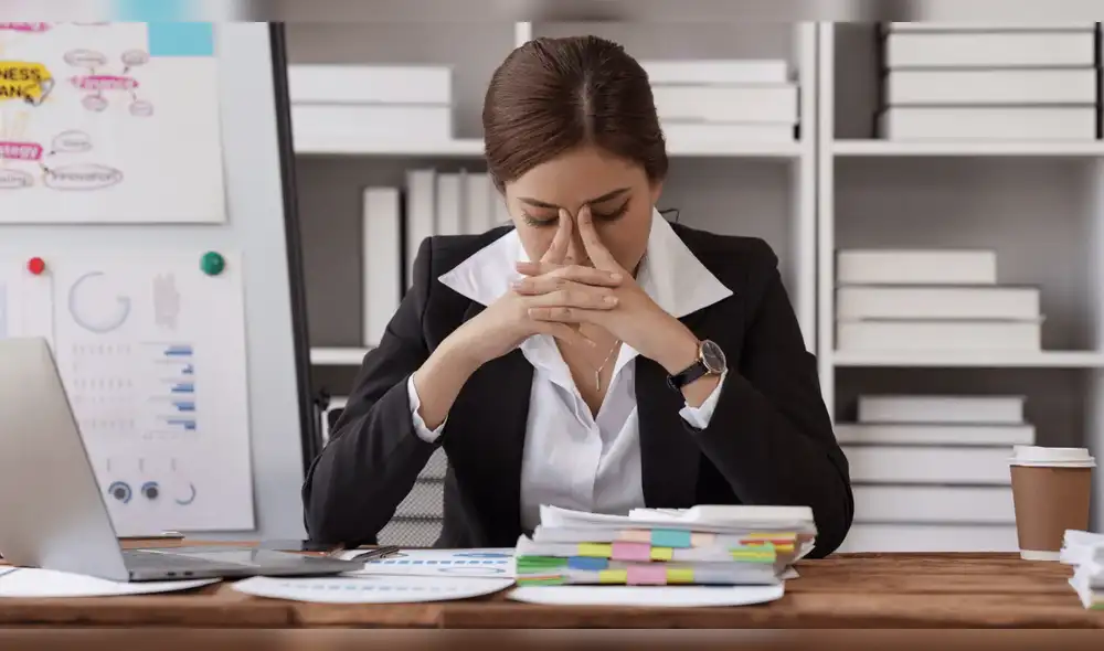 ¿Te sientes abrumado por tareas laborales? Aquí te presentamos cinco estrategias para manejar el agobio y mejorar tu concentración y bienestar en el trabajo.
