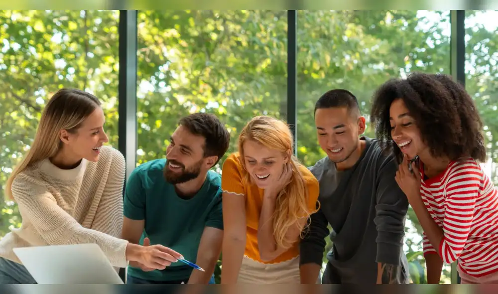 Con un crecimiento horizontal en su trayectoria, los jóvenes valoran contratos claros y estabilidad por encima del estatus. La rotación laboral se vuelve común, evidenciando la búsqueda de equilibrio personal. Con un crecimiento horizontal en su trayectoria, los jóvenes valoran contratos claros y estabilidad por encima del estatus. La rotación laboral se vuelve común, evidenciando la búsqueda de equilibrio personal.