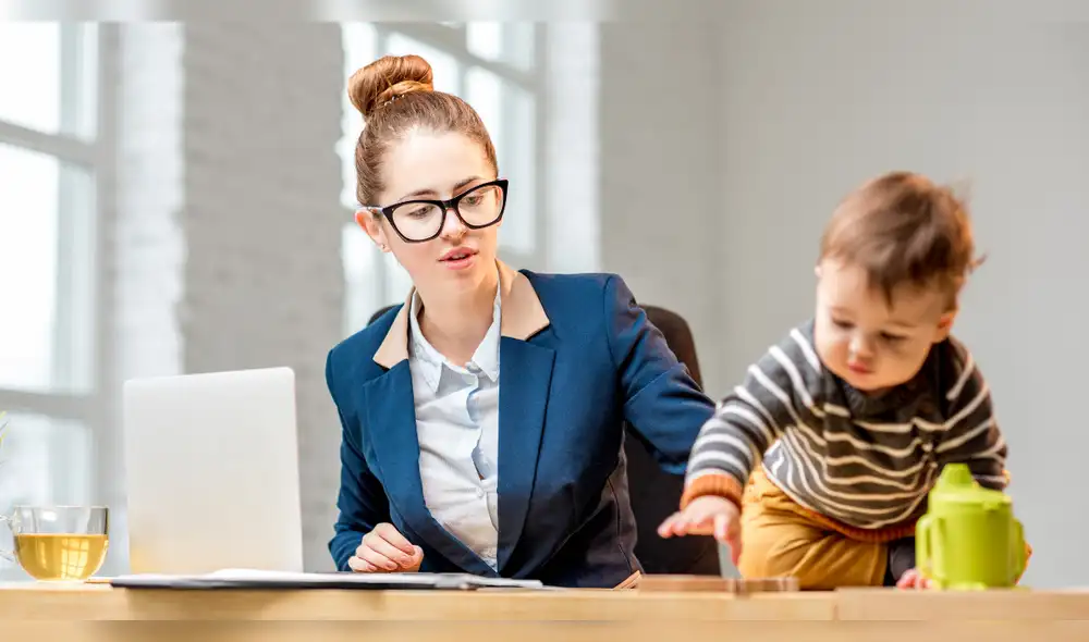 A pesar de las barreras en el mercado laboral, las competencias desarrolladas durante la maternidad, como la resiliencia y la organización, enriquecen la trayectoria profesional de las madres trabajadoras. Foto: Envato
