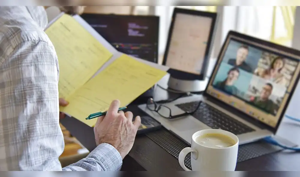 Los trabajadores valoran opciones como horarios flexibles, trabajo híbrido y programas de salud mental. Fuente: Envato.