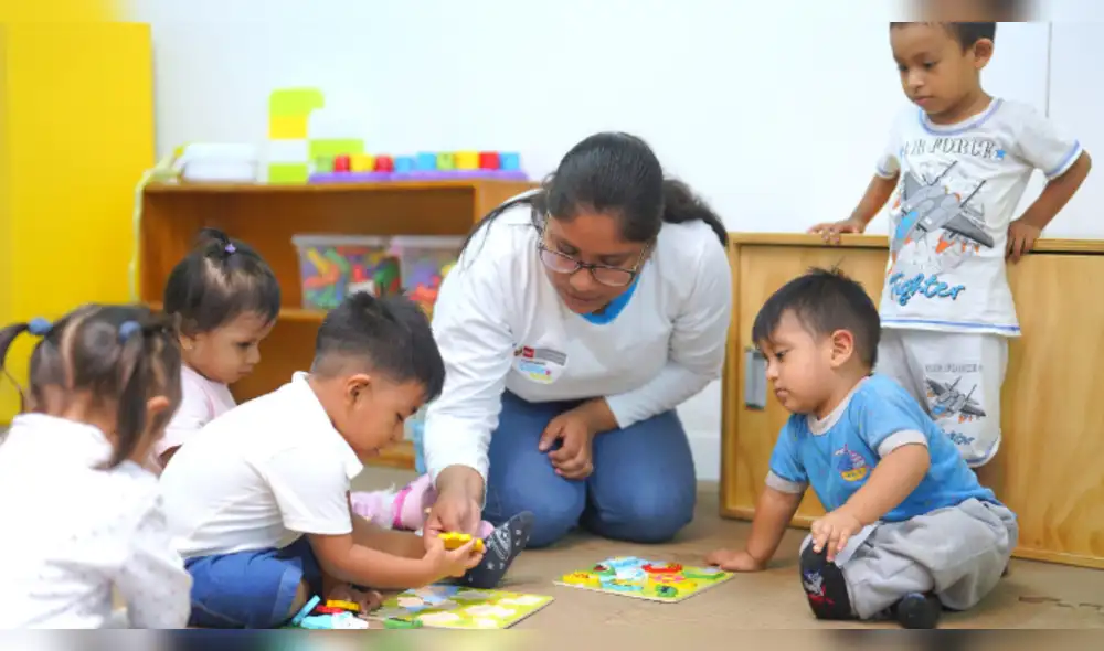 Con cinco años en el Programa Nacional Cuna Más, Katty destaca la importancia del apoyo estatal y el vínculo afectivo en la crianza, priorizando el bienestar de los niños a su cargo. Foto: Gob.pe