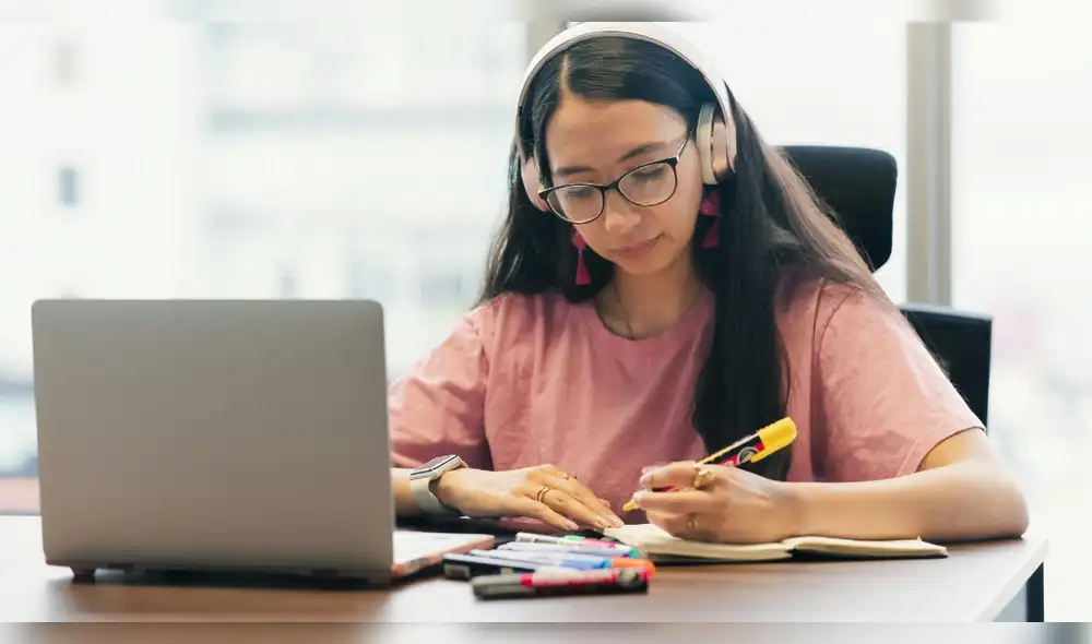 Miles de estudiantes utilizan repositorios digitales para encontrar tesis de pregrado y postgrado gratis.