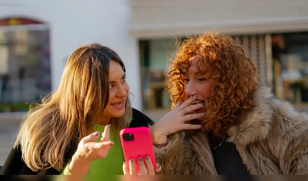 Las aplicaciones educativas para aprender arte, cultura y lectura facilitan el aprovechamiento del tiempo libre mediante contenidos dinámicos y accesibles desde el celular. Foto: Envato