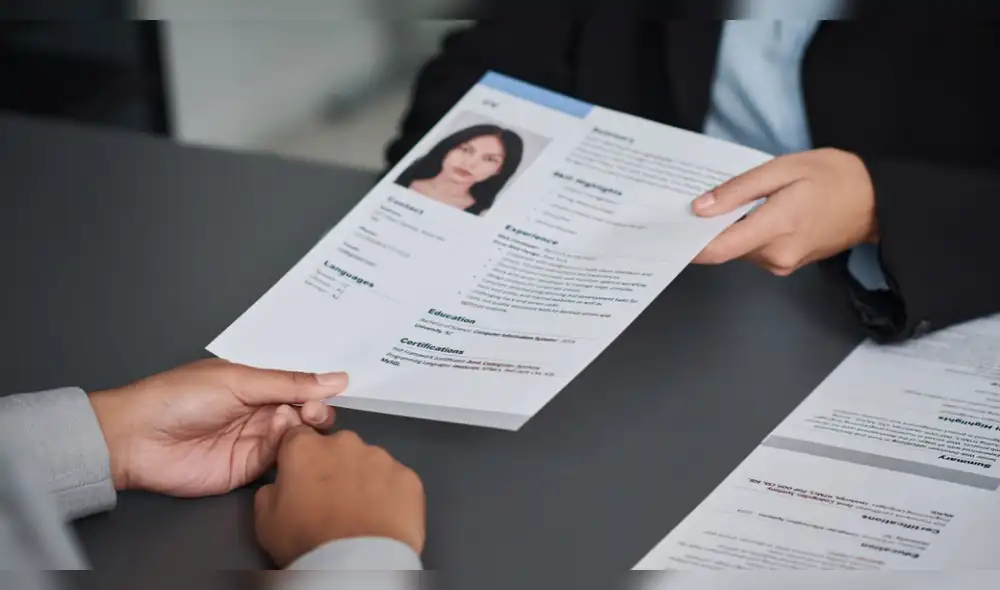 Entender los ATS es crucial para mejorar tus postulaciones laborales y evitar el rechazo automático de tu CV. Foto: Envato ATS-curriculum