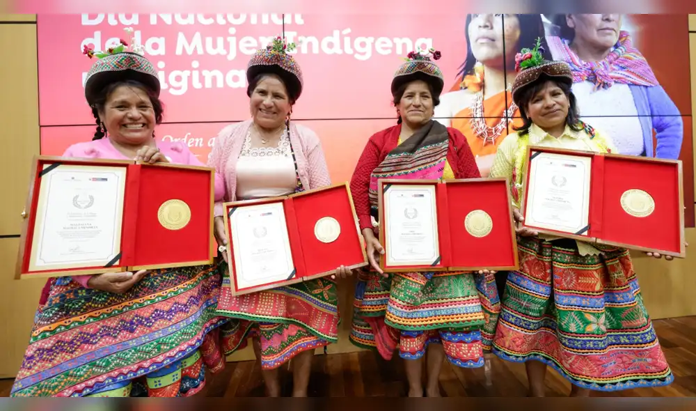 El Ministerio de la Mujer y Poblaciones Vulnerables otorgó la 'Orden al Mérito de la Mujer' a ocho lideresas indígenas, reconociendo su lucha por la protección del agua y biodiversidad en Perú. Foto: Gob.pe lideresas-indígenas