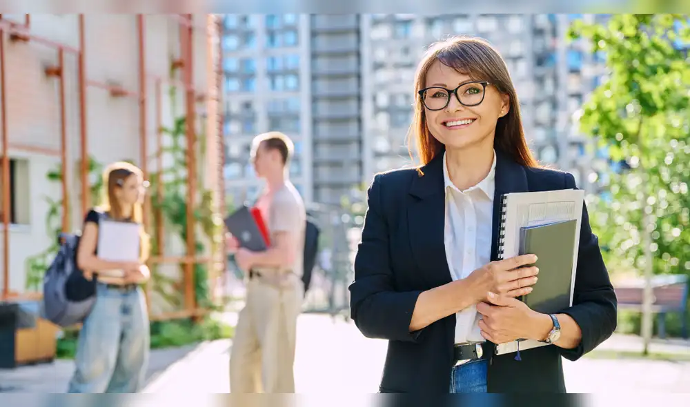 Estudiar una maestría en Perú puede influir en tu salario, pero es crucial saber cuándo hacerlo. En etapas junior, el posgrado no incrementa tus ganancias significativamente. Foto: Envato