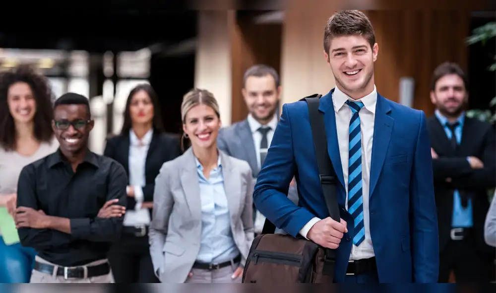 Para el ámbito digital y tecnológico, la UTEC es la preferida por las empresas, enfocándose en perfiles técnicos innovadores, seguida de la PUCP y la UPC en el área de ciencia de datos. Foto: Envato universidades-que-prefieren-las-empresas-en-Perú