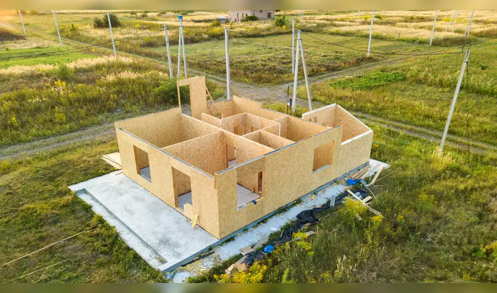 El proceso de construcción modular inicia en una planta de producción y culmina con el ensamblaje de los módulos en el terreno del proyecto. El proceso de construcción modular inicia en una planta de producción y culmina con el ensamblaje de los módulos en el terreno del proyecto.