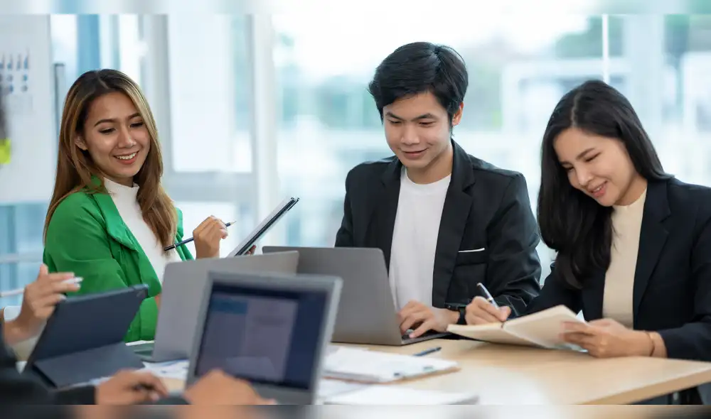 El MBA lidera como la maestría más solicitada por empresas como BCP e Alicorp, siendo crucial para ascensos a cargos directivos, con un salario promedio de S/60,000 anuales. Foto: Envato maestrias-mas-demandadas-en-peru-2026