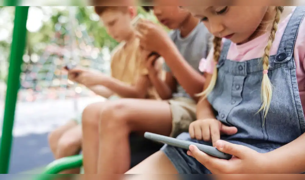 Preocupación creciente entre familias por el impacto de las pantallas en la salud mental de niños y adolescentes, aunque estudios destacan que otros factores como la soledad influyen más. Foto: Envato pantallas-y-salud-mental-infantil