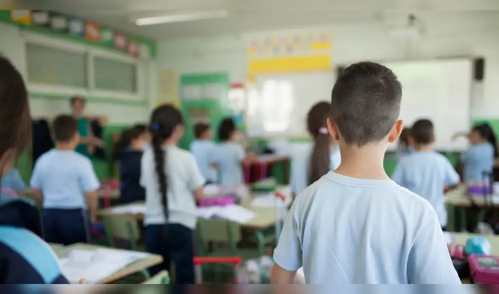 La falta de un entorno educativo adecuado y la inestabilidad en la carrera docente agravan el problema, limitando la preparación preuniversitaria de los jóvenes y su futuro académico. Foto: Envato brecha-educativa-en-peru