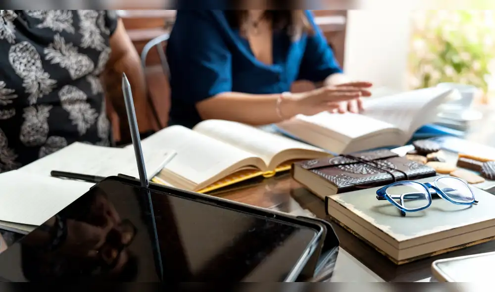 La regla de las 5 horas, popularizada por Bill Gates, sugiere dedicar una hora diaria al aprendizaje, favoreciendo así el desarrollo de nuevas habilidades sin descuidar otras responsabilidades. Foto: Envato regla-de-las-5-horas