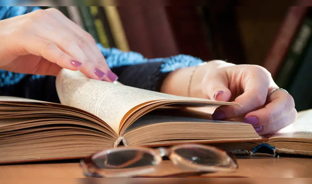 Dedicar tiempo a contenido exigente fortalece el aprendizaje y ejercita la mente. Incorporar hábitos como la lectura en voz alta hace que el proceso sea más dinámico y enriquecedor. Foto: Envato leer-libros-complejos